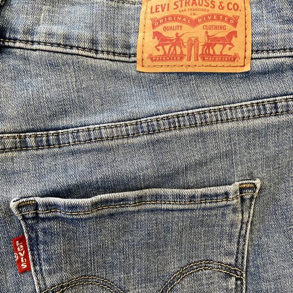 Levi's Bermuda Short 5-Pocket Zip Fly Medium Wash Raw Hem Denim Blue 28" - Picture 2 of 5